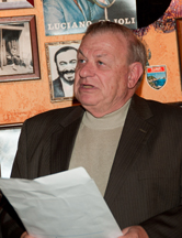 Fred Gruenberg reads a tribute to Helen Warren. (Photo by Betsy Dynako)