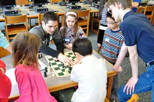 GM Mesgen Amanov analyzes games with ICA Warren Scholars